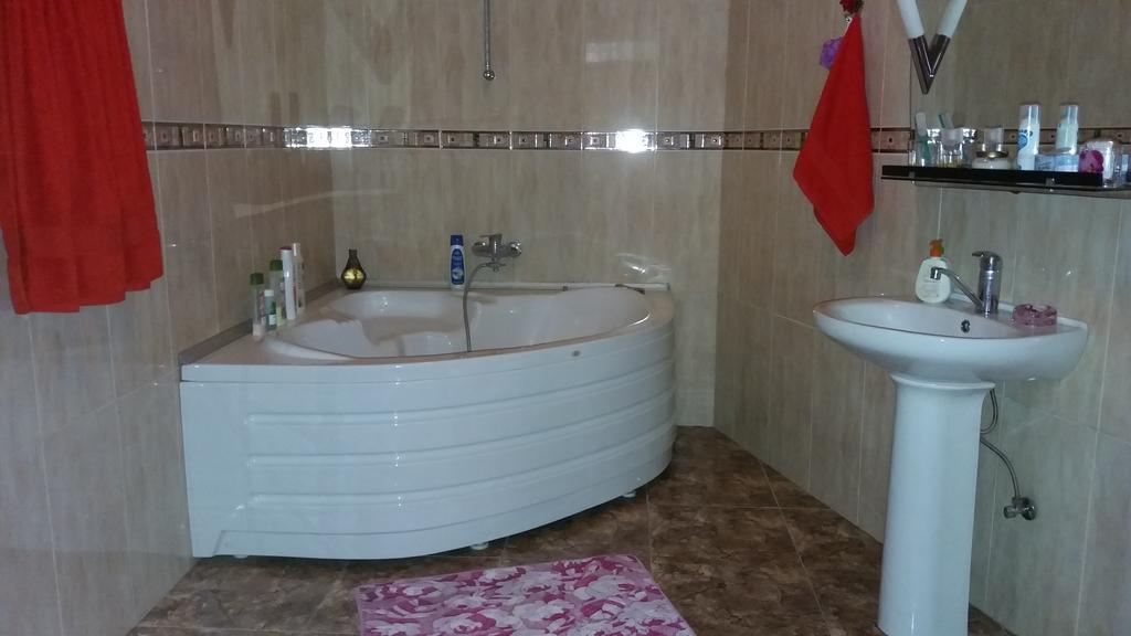 Guest House Kartvelishvili บาทูมิ ภายนอก รูปภาพ